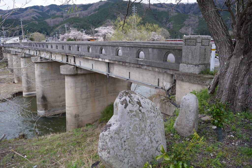 三重県名張市、黒田橋北詰の柳の木と石碑と欄干の親柱