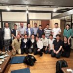 川崎ひでと衆議院議員と記念写真を撮る名張市議会議員小林勝と名張商工会議所青年部のメンバー