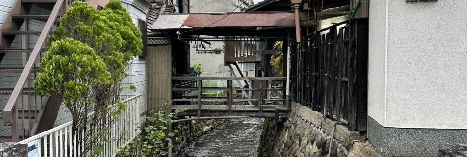 名張市旧町にある水路にかかる石橋、あたらし橋