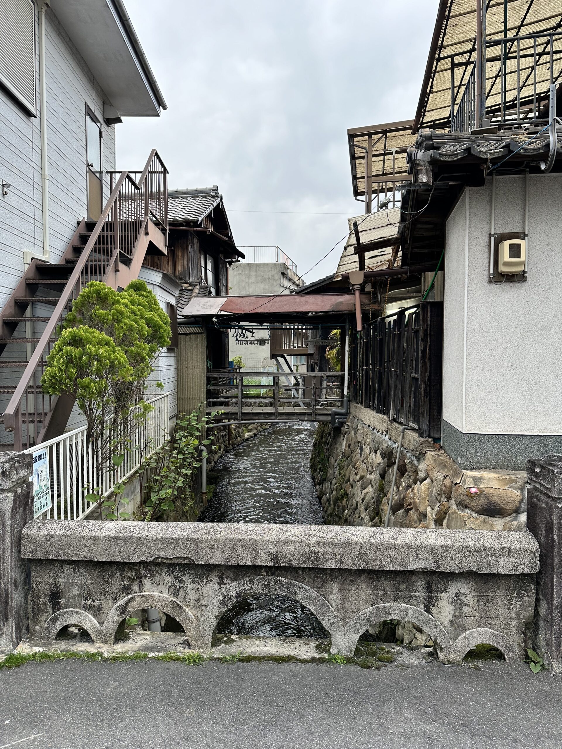 名張市旧町にある水路にかかる石橋、あたらし橋