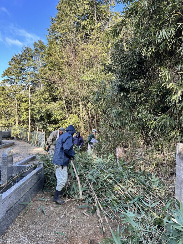 唐招提寺に奉納する女竹を採取する講のメンバー