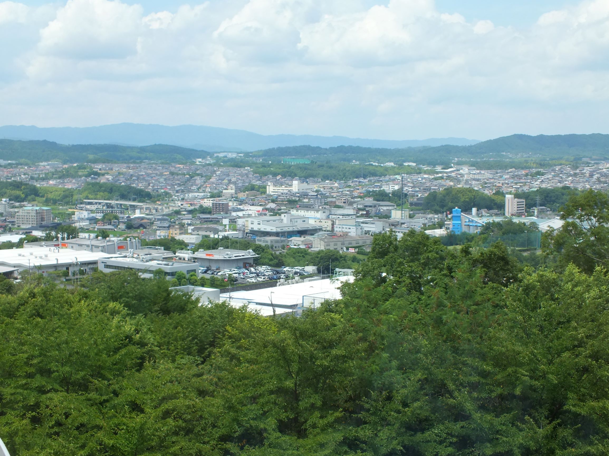 名張市夏見、男山にある展望台ビューナから見た名張市の景色