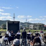爽やかな秋晴れの中赤目フェスティバルで演奏する赤目中学校ブラスバンド部