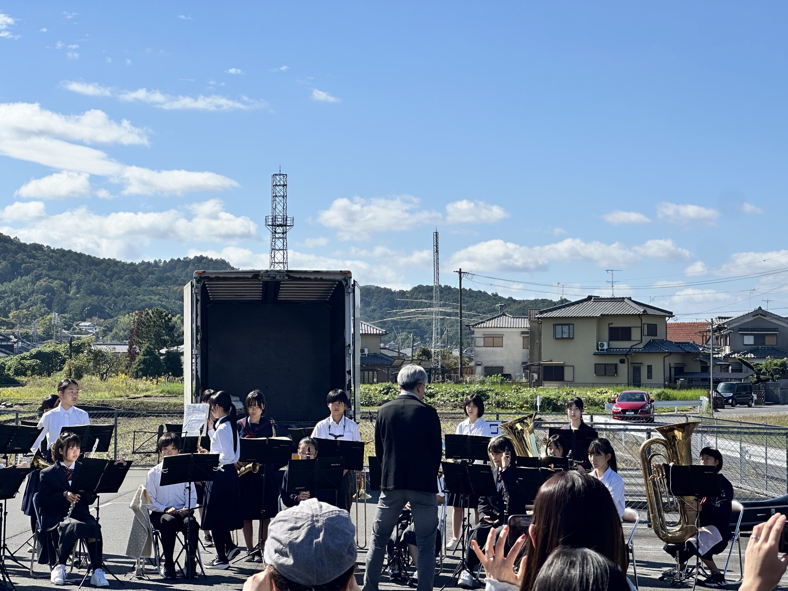 爽やかな秋晴れの中赤目フェスティバルで演奏する赤目中学校ブラスバンド部