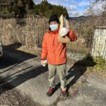 赤目一ノ井松明講の松明切り出しに参加する名張市議会議員小林勝