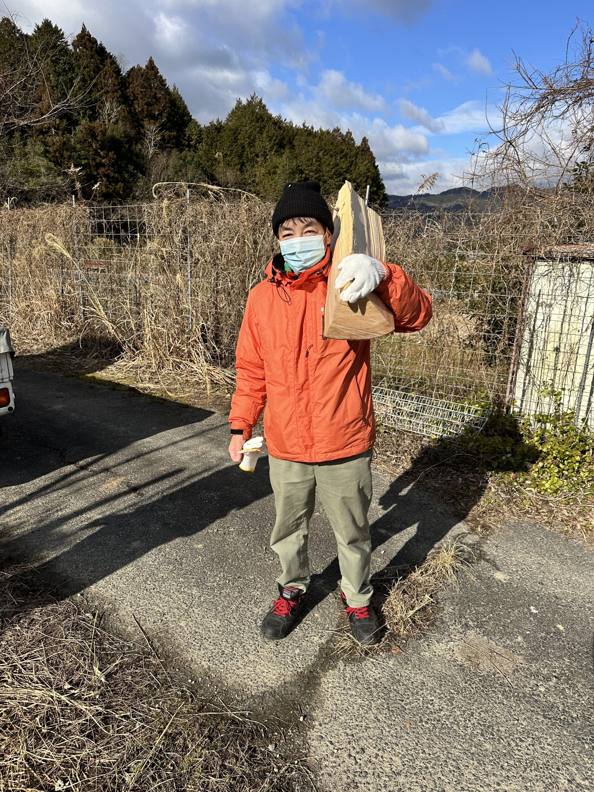 赤目一ノ井松明講の松明切り出しに参加する名張市議会議員小林勝