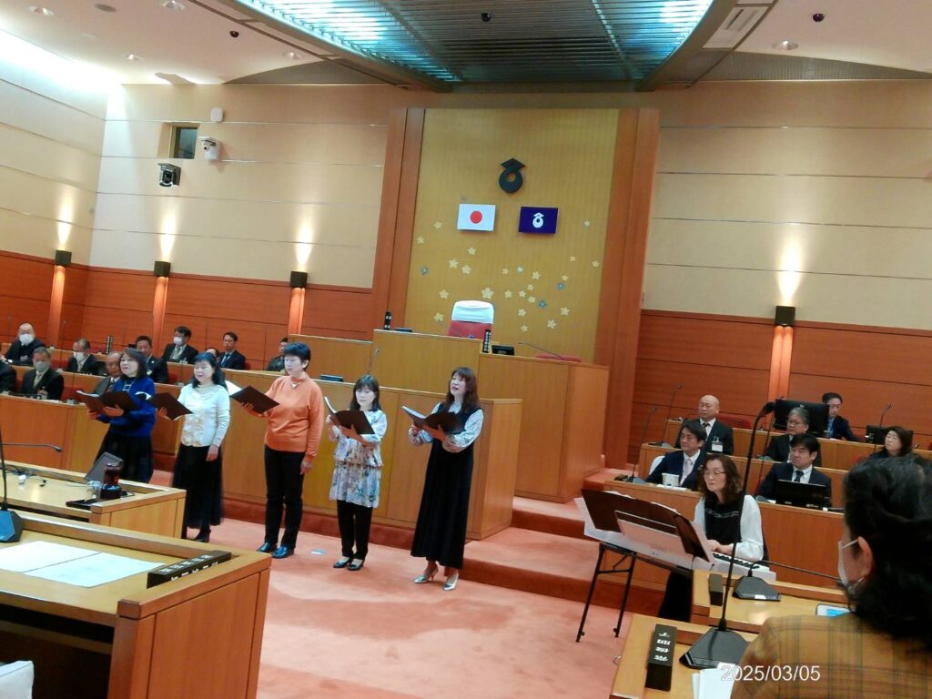 名張市議会での議場コンサートの様子です。乱歩さんの故郷の空を歌唱中です。