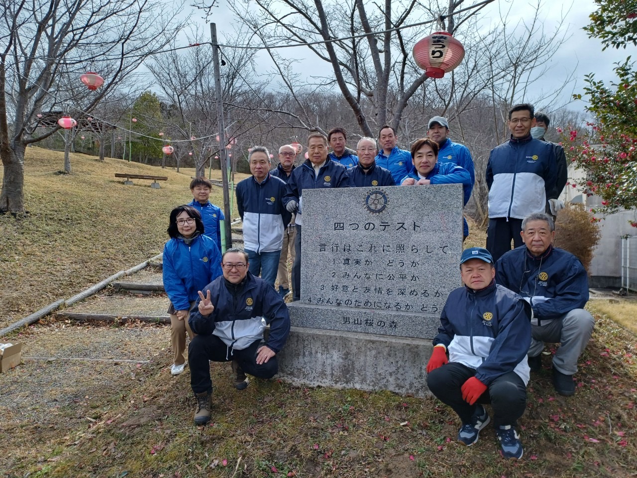 名張桜まつりの準備のために男山整備をする名張市議の小林勝と仲間たち