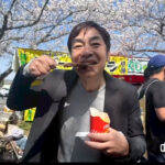 名張市の桜まつりにて牛串を頬張る名張市の議員小林勝