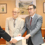 市長に要望書を手渡す藤堂高吉公顕彰会のメンバーと名張市議小林勝