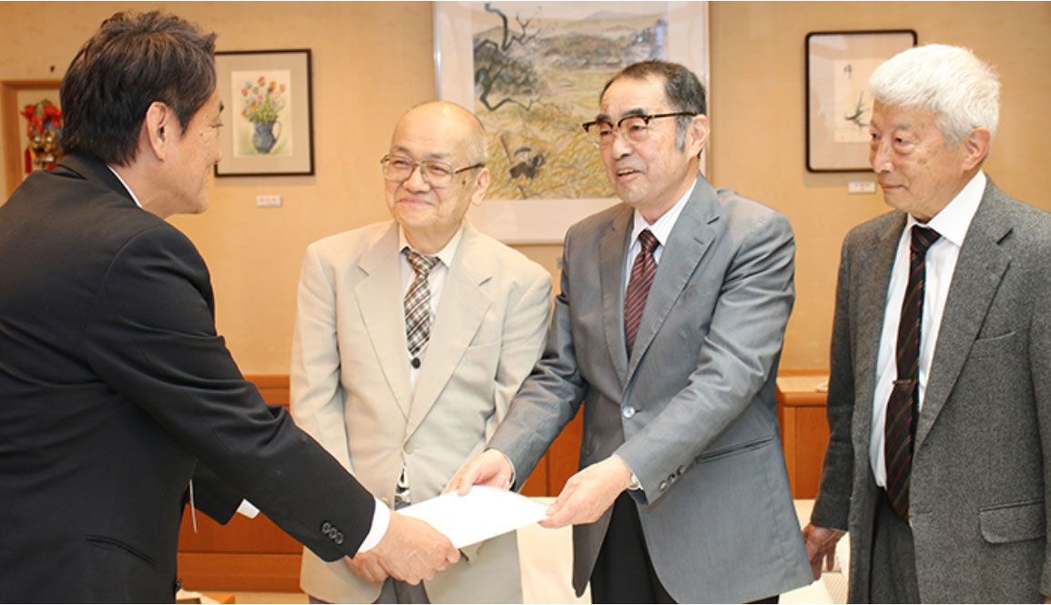 市長に要望書を手渡す藤堂高吉公顕彰会のメンバーと名張市議小林勝