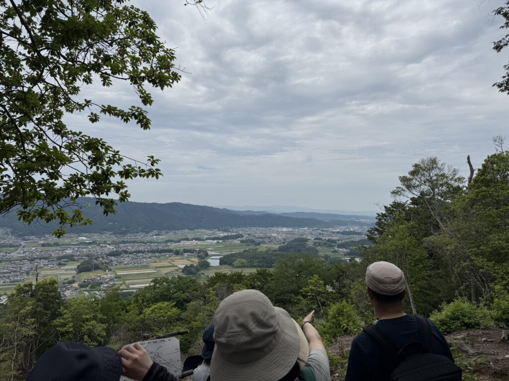 竜神山から伊賀上野城方面を望む。信長軍が上野方面から攻めてくる様子が手に取るようにわかる眺望だ
