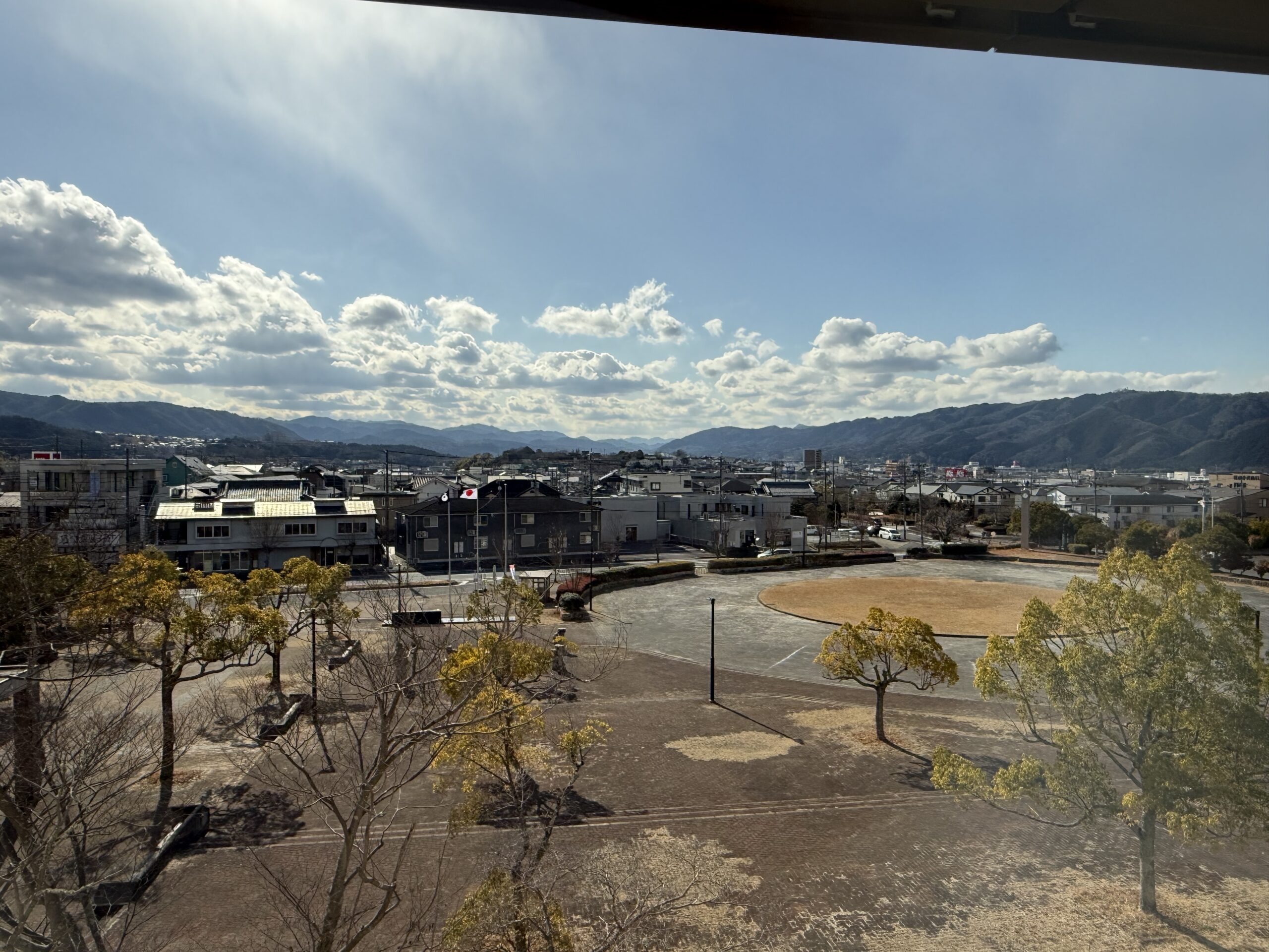 名張市役所の窓から眺める名張旧町方面の眺望。旧町にあった市役所からの眺めはどん感じだったのだろう？