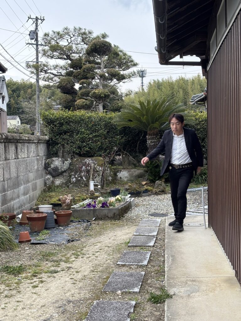 名張市議会議員選挙に向けて後援会活動をする小林勝候補予定者