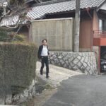 後援会入会の案内を配る名張市議会議員小林まさる