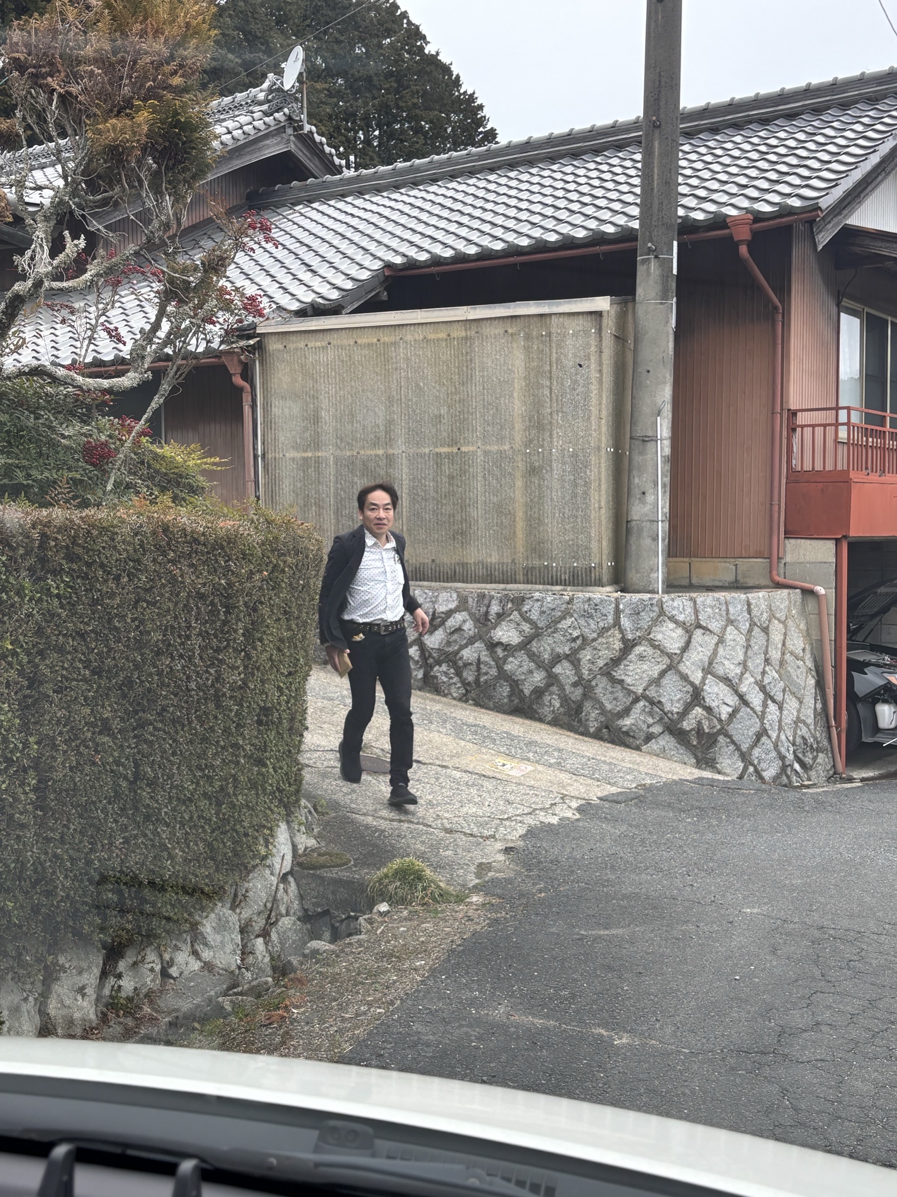 後援会入会の案内を配る名張市議会議員小林まさる