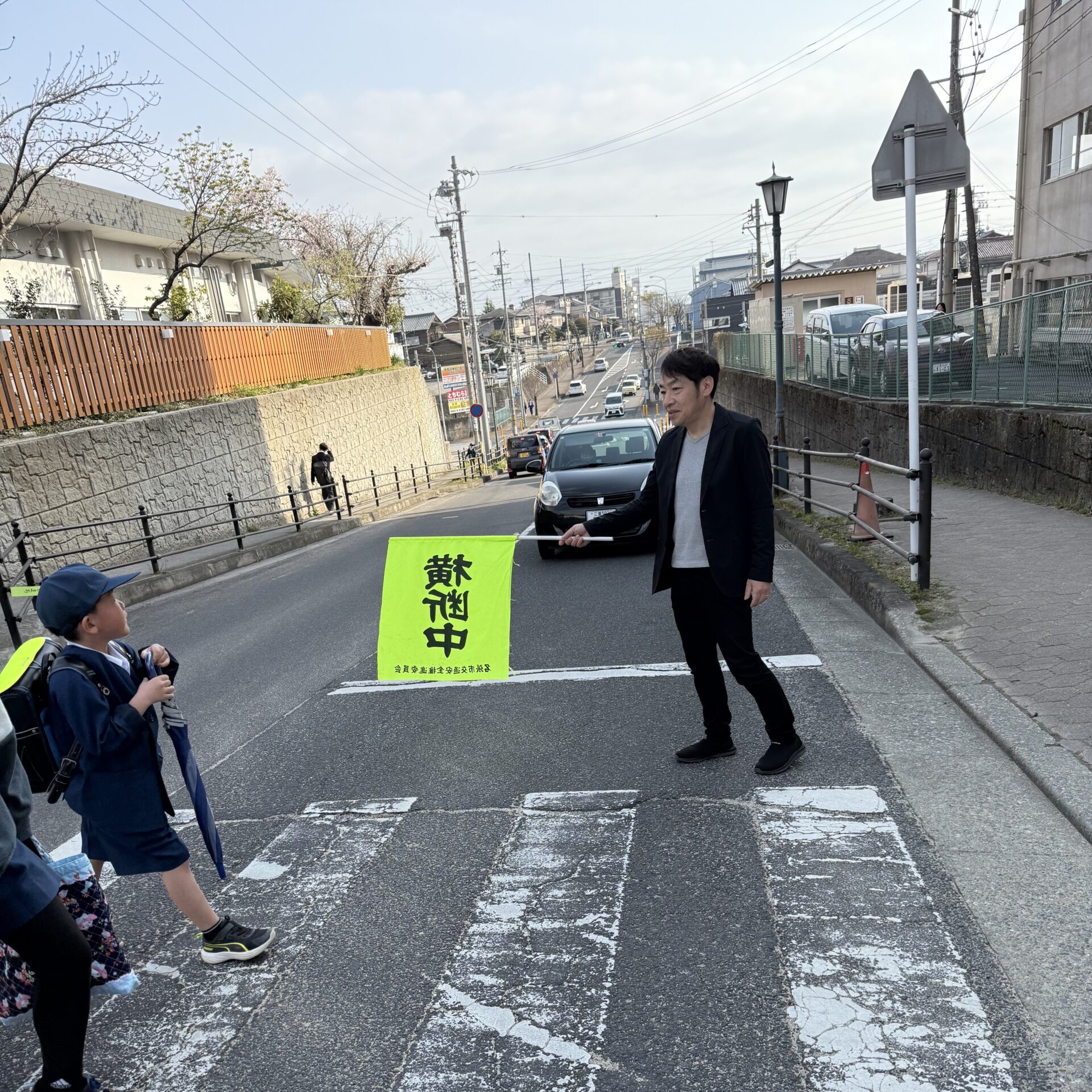 小学校の児童の通学の見守りをする名張市議会議員の小林勝