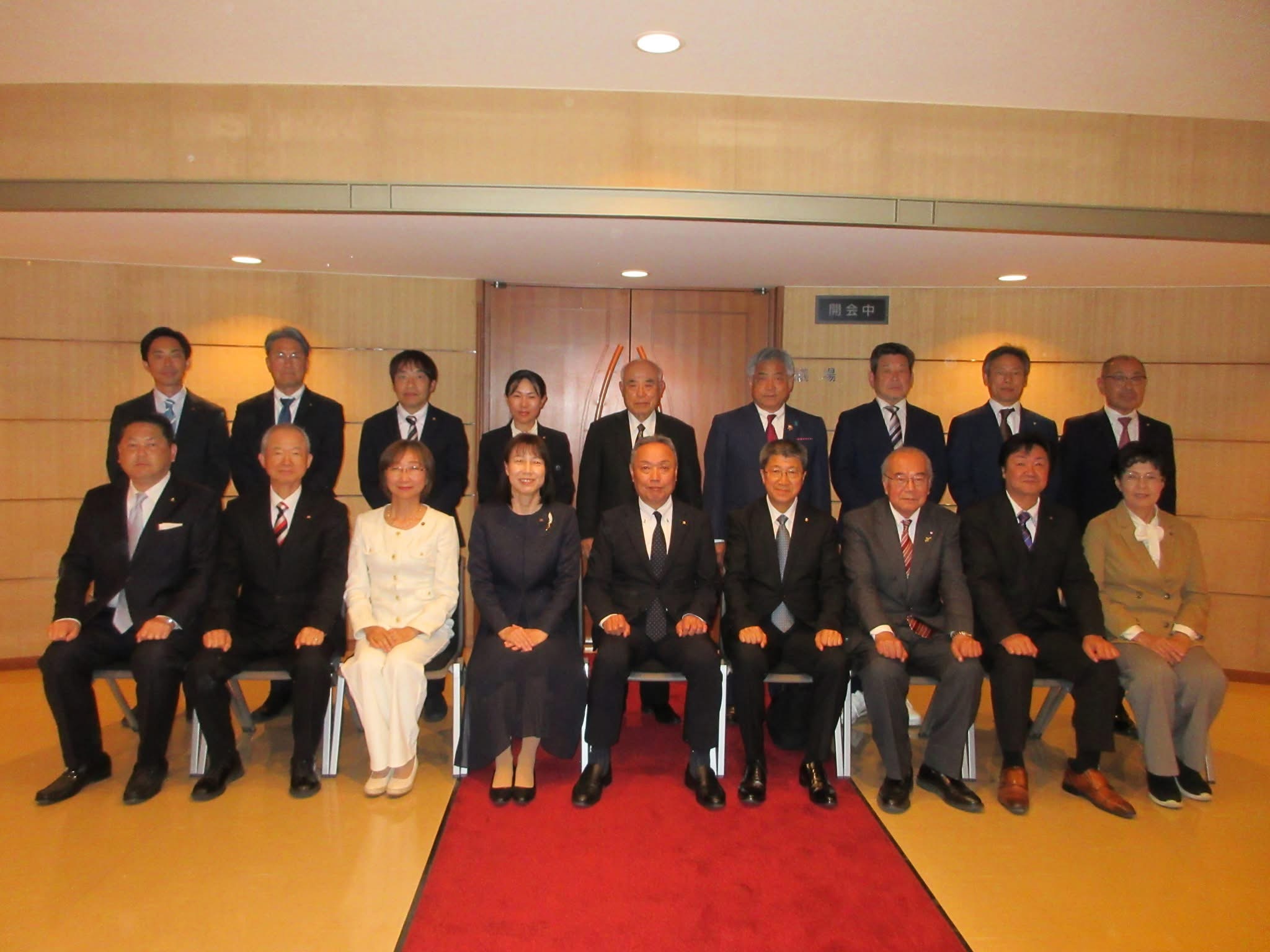 名張市議会議員全員で記念写真